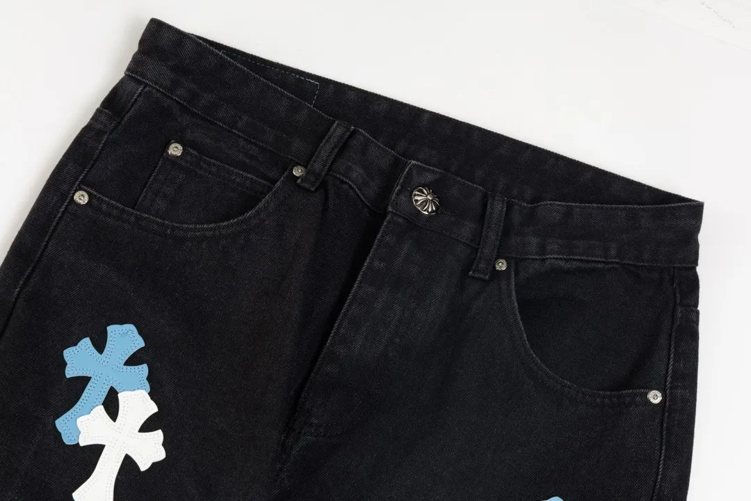 P220 Chrome Hearts Chengdu Limited New City Limited Jeans Chrome Hearts City Limited Jeans Hardware Customization Original Development Vintage Levis American 501 Black Gray Base Version Levis American 501 Base Version Imported Sheepskin 925 Silver Remake [Top heavy industry fashion design] Consistently high-street luxury style. Speaking of this style, the Zangyin family and GU family are definitely the leading representative brands. Especially the Zangyin family has really achieved a state-of-the-art effect in creating high-street style. The unique washed material is used to create this style. The color system is already quite eye-catching. After it is decorated with patchwork cross flowers, it cleverly highlights the charm of the brand. Secondly, this style uses classic The high-waist cutting design highlights the long legs and fashionable temperament of the upper body. The brand is highly recognizable and the slim fit configuration is more suitable for daily wear. It is a product that interprets personality, fashion, and specifications at a glance. This single product is enough to make any fan excited. It can be a white T-shirt for a youthful college style, or a tight suspender for a royal style. It has strong matching ability and can be easily controlled by men.  [Materials and craftsmanship] Needless to say, this point goes without saying. As an excellent craftsman brand, Zangyin’s requirements for details and craftsmanship are really perfect. The washed color of this model has gone through so many processes, not to mention the embellishment of denim appliques. It is also purely hand-made and sewn. Just like what they believe in, only hand-made things have soul and have the meaning of wear. A top-notch heavy-duty fashionable denim item, I look forward to your perfect interpretation! ! Color: black and blue size: 28 30 32 34 36